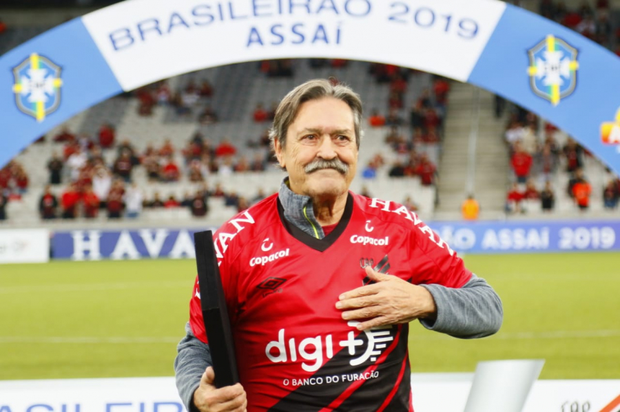 Barcímio Sicupira, maior artilheiro da história do Athletico, recebe homenagem na Arena