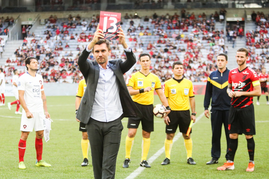 Paulo André recebe homenagem antes do amistoso
