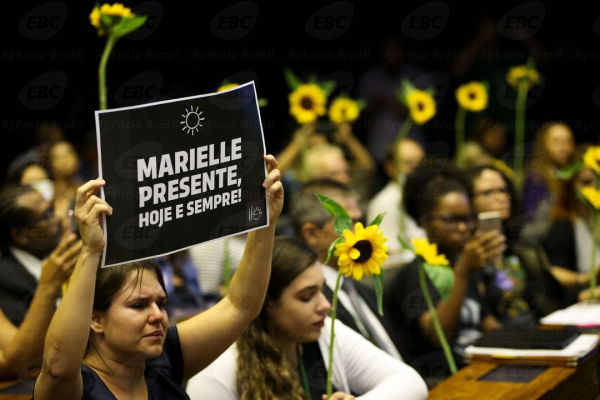 "C\u00e2mara dos deputados realiza ato solene para reverenciar a vereadora Marielle Franco. (Foto: Arquivo\/Ag\u00eancia Brasil)"