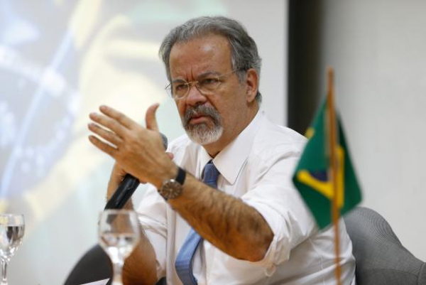 "Raul Jungmann: \"Para aqueles entre os agentes de seguran\u00e7a que t\u00eam rela\u00e7\u00e3o com corrup\u00e7\u00e3o e com o crime, quero deixar claro que seremos, dentro da lei, implac\u00e1veis\""