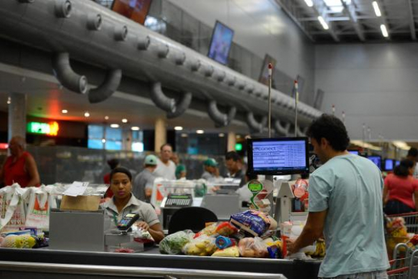 O item Alimenta\u00e7\u00e3o passou de uma defla\u00e7\u00e3o de -0,31% para -0,27%
