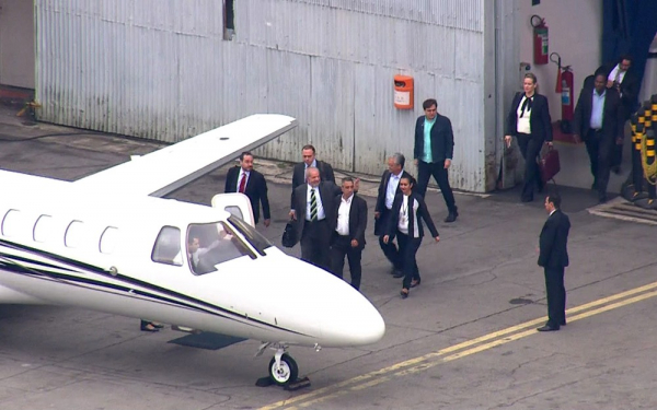 Ex-presidente entrando no monomotor Cessna Caravan que o traria at\u00e9 Curitiba