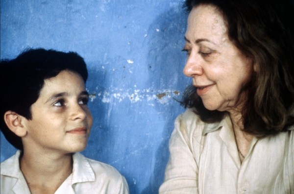 Vinícius de Oliveira e Fernanda Montenegro em cena de Central do Brasil.