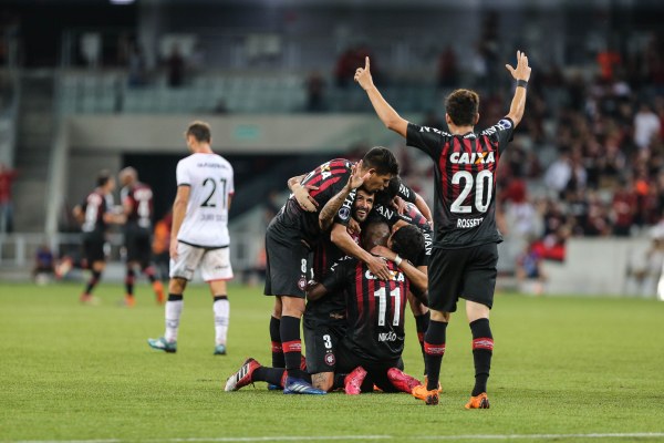 Jogadores do Atl\u00e9tico comemoram gol sobre o Newell\u00b4s