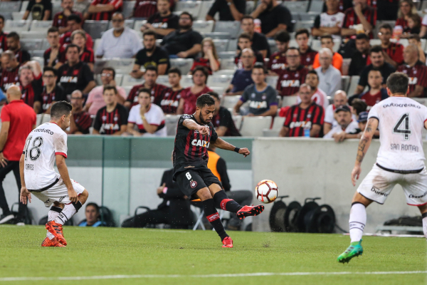 Renan Lodi cruza a bola, durante o jogo com o Newell\u00b4s