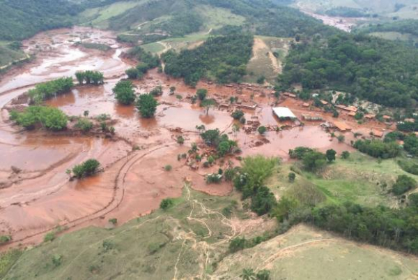 Munic\u00edpio de Bento Rodrigues, ap\u00f3s o rompimento de barragem.