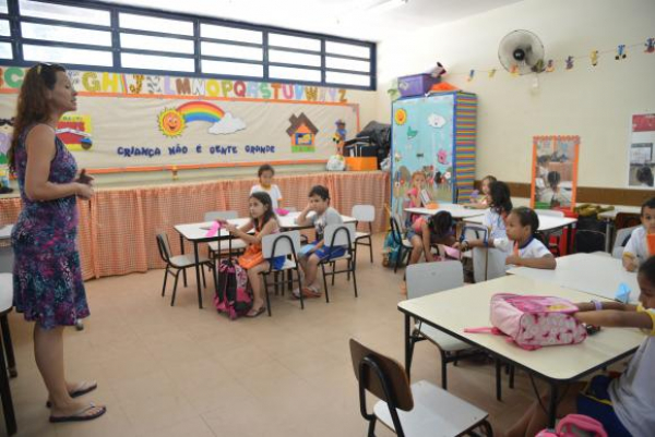 Brasileiros acreditam que o investimento em educa\u00e7\u00e3o e comprometimento das institui\u00e7\u00f5es educacionais s\u00e3o determinantes para o fim da viol\u00eancia.