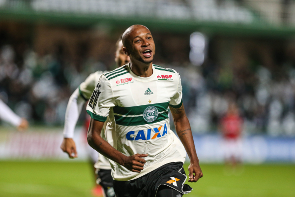 Vinicius Kiss comemora o gol do Coritiba sobre o Atl\u00e9tico-GO