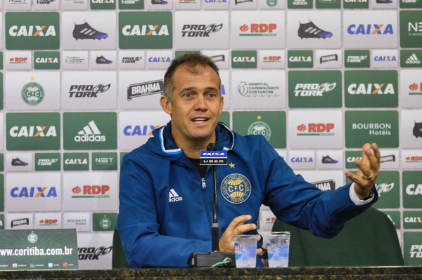 "Eduardo Baptista \u00e9 apresentado como novo t\u00e9cnico do Coritiba: favoritismo"