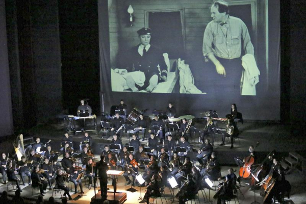 Filme com orquestra ao vivo, como no come\u00e7o da era do cinema