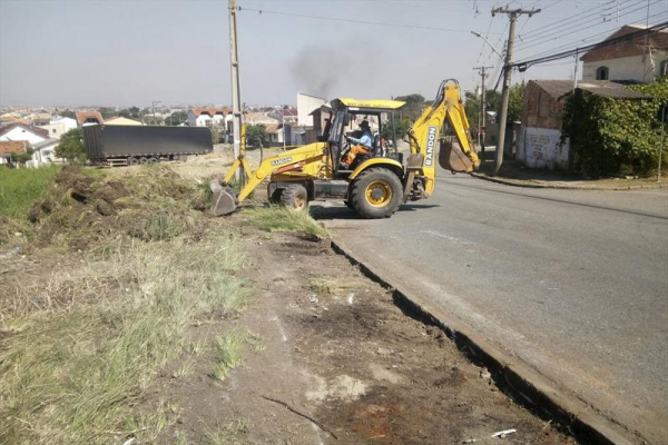 Equipes da Prefeitura fazem limpeza em terrenos no Alto Boqueir\u00e3o