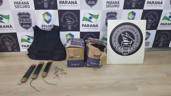 Objetos foram apreendidos no bairro Maria Antonieta, em Pinhais.
