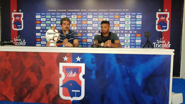 "Carlos (\u00e0 direita): \u201cAno passado, joguei aqui com o Inter na S\u00e9rie B e foi uma loucura\""