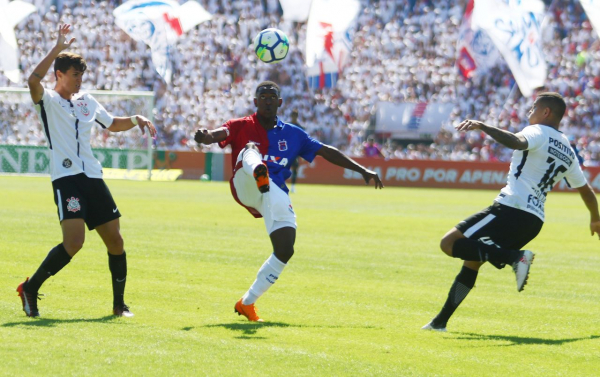 Jhonny Lucas domina a bola na partida contra o Corinthians