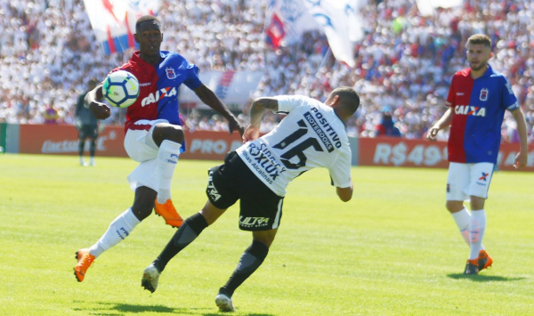 Jhonny Lucas passa pela marca\u00e7\u00e3o do Corinthians