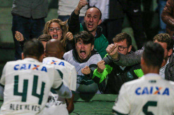Torcida do Coritiba comemora gol com Vin\u00edcius Kiss