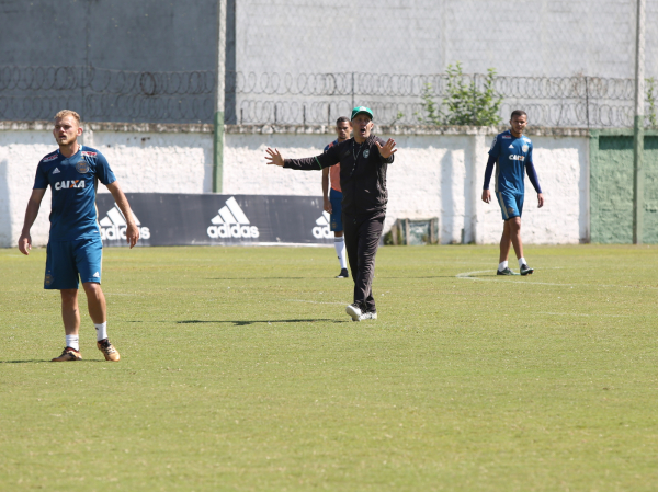 Eduardo Baptista comanda treino do Coritiba, nessa segunda-feira