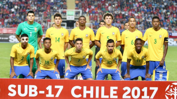 Lucas Halter (com a camisa 14) no Sul-Americano Sub-17 de 2017