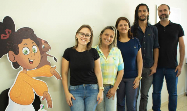 "A equipe de \u2018Min e as M\u00e3ozinhas\u2019: sinais da comunica\u00e7\u00e3o"
