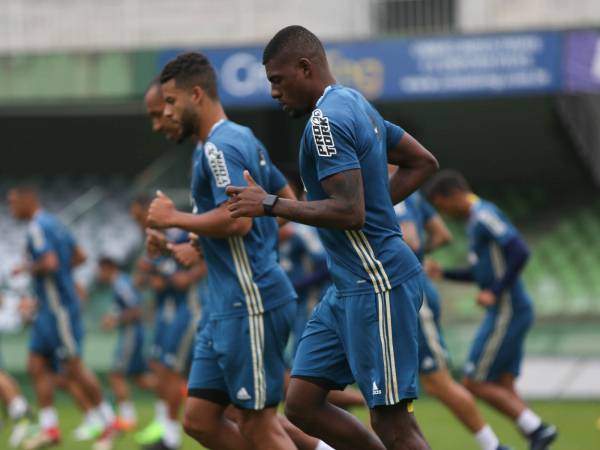 "Henrique Gelain e Abner: op\u00e7\u00f5es para a lateral-esquerda"