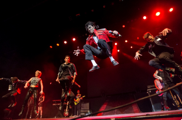 Rodrigo Teaser, em momento do Tributo ao Rei do Pop.