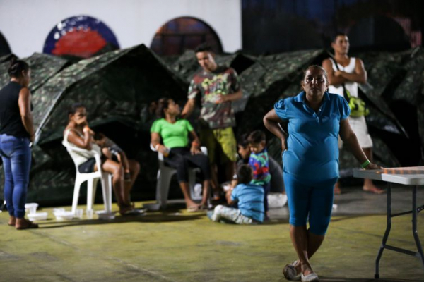 Imigrantes venezuelanos s\u00e3o abrigados em instala\u00e7\u00f5es provis\u00f3rias em Boa Vista.