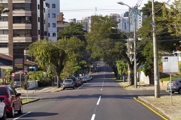 Pavimenta\u00e7\u00e3o e sinaliza\u00e7\u00e3o conclu\u00eddas na rua Francisco Rocha