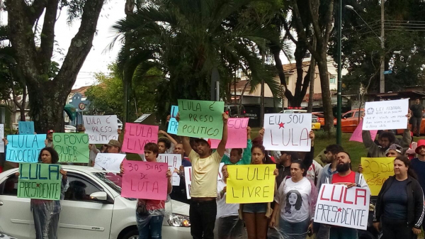 Ato em frente ao pr\u00e9dio da Justi\u00e7a Federal, no Ahu.