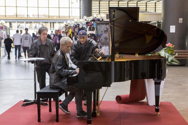 Um piano est\u00e1 \u00e0 disposi\u00e7\u00e3o da popula\u00e7\u00e3o no centro da Rua da Cidadania Matriz, na Pra\u00e7a Rui Barbosa. At\u00e9 o dia 30 de maio, quem passar pelo local, e saber tocar, pode se aventurar no instrumento