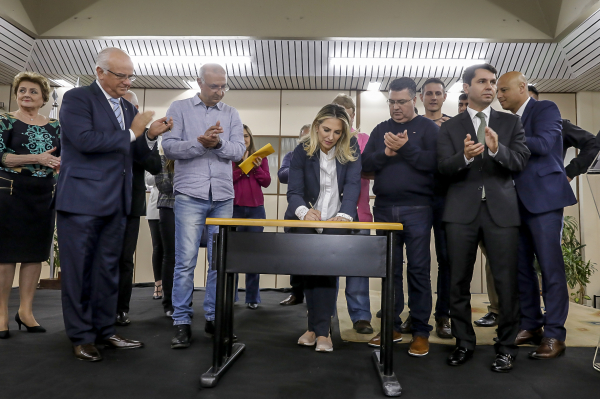 Governadora assina autoriza\u00e7\u00e3o em evento na Prefeitura de Arauc\u00e1ria