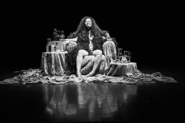 Nena Inoue participa do bate-papo sobre o lan\u00e7amento do livro, no miniaudit\u00f3rio do Teatro Gua\u00edra.