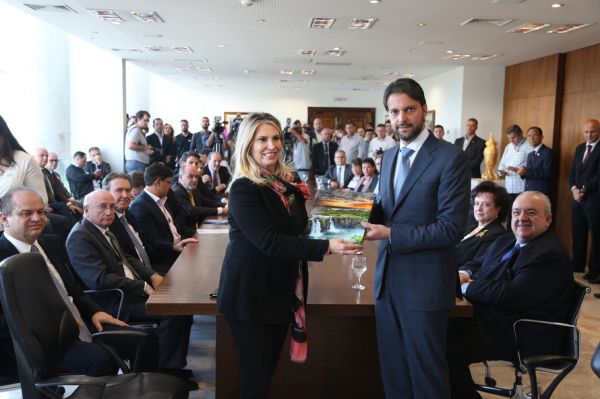 A governadora Cida Borhgetti e o