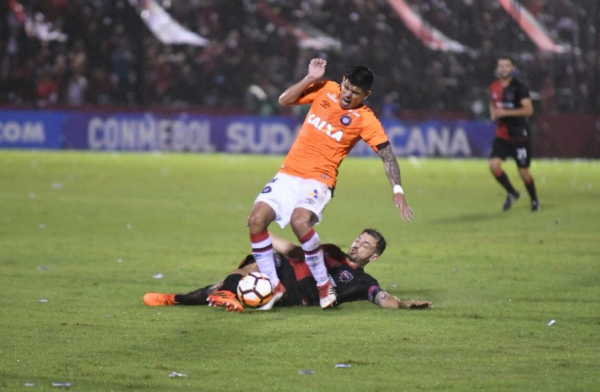 Pavez, do Atl\u00e9tico, disputa lance com jogador do Newell\u00b4s