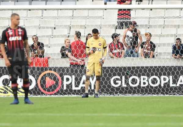 Santos usa o celular antes de enfrentar o Atl\u00e9tico-MG, no domingo