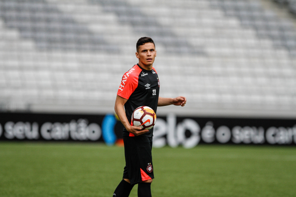 "Raphael Veiga: ele \u00e9 uma op\u00e7\u00e3o para o lugar de Guilherme, suspenso por cart\u00f5es"