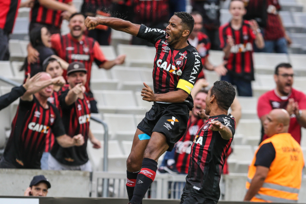 Deivid comemora gol sobre o Maring\u00e1, pelo Campeonato Paranaense 2018