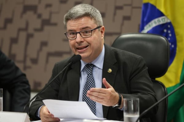 Presidente interino da Comiss\u00e3o de Rela\u00e7\u00f5es Exteriores e Defesa Nacional, senador Antonio Anastasia, durante debate sobre o aumento da inseguran\u00e7a internacional
