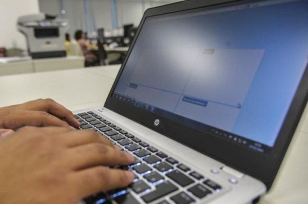 Aspectos como autoestima, satisfa\u00e7\u00e3o com a vida e felicidade caem muito entre adolescentes que passam muito tempo no computador, diz pesquisa