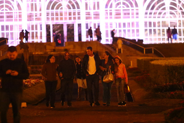 "Fam\u00edlia curte o Jardim Bot\u00e2nico em tarde fria de outono: no clima"