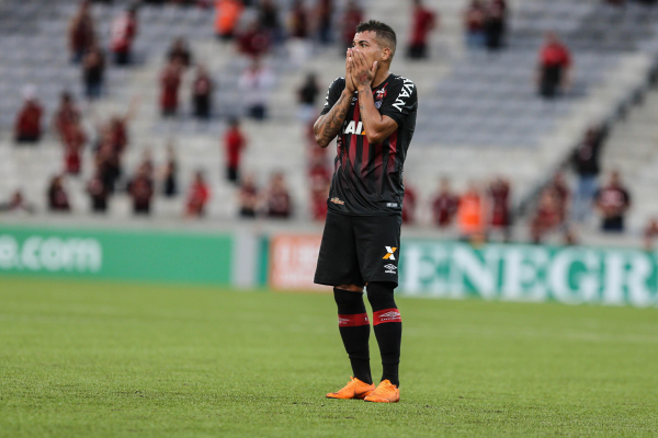 "Carleto lamenta derrota do Atl\u00e9tico na Arena: time entrou na zona de rebaixamento na sexta rodada"