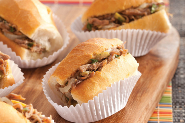 Carne louca \u00e9 um receita simples que pode ser servida como recheio de minip\u00e3es do tipo franc\u00eas. A carne \u00e9 cozida na press\u00e3o e servida desfiada.