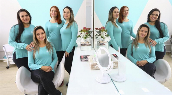 Na imagem as s\u00f3cias (esq p dir) Lorena da Costa Saraceni, Evelin Monteiro, Claudete Mainardes e Michele Monteiro que abriram um sal\u00e3o de beleza no bairro S\u00e3o Braz