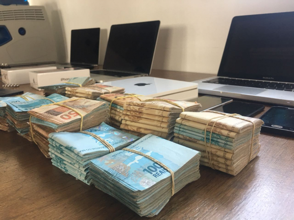 A pol\u00edcia apreendeu mais de R$ 100 mil em dinheiro.