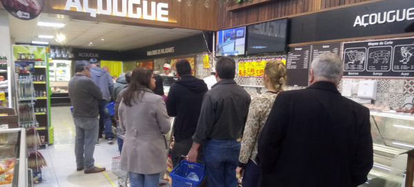 "Fila em a\u00e7ougue de supermercado de Curitiba: medo de desabastecimento"