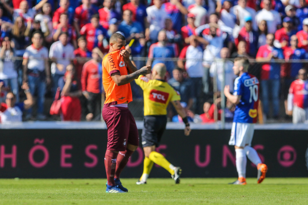 "Z\u00e9 Ivaldo enfrenta o Paran\u00e1 Clube: pol\u00eamica"