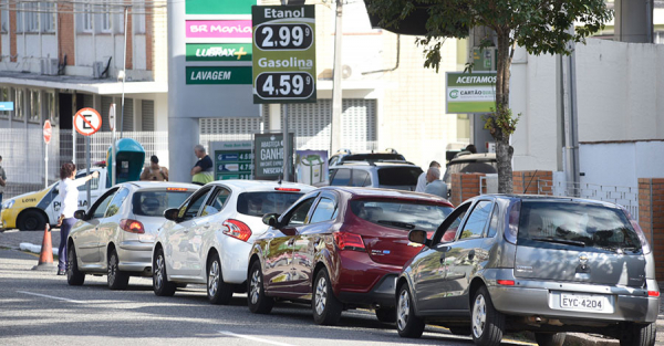 Nos poucos postos com gasolina, h\u00e1 espera de at\u00e9 sete horas
