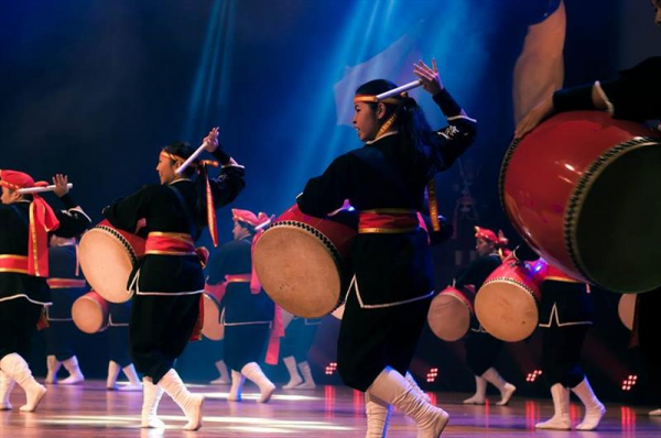 Apresenta\u00e7\u00e3o do grupo Ryukyu Koku Matsuri Daiko. O nome literalmente significa \u201cTambores Festivos do Reino de Ryukyu\u201d