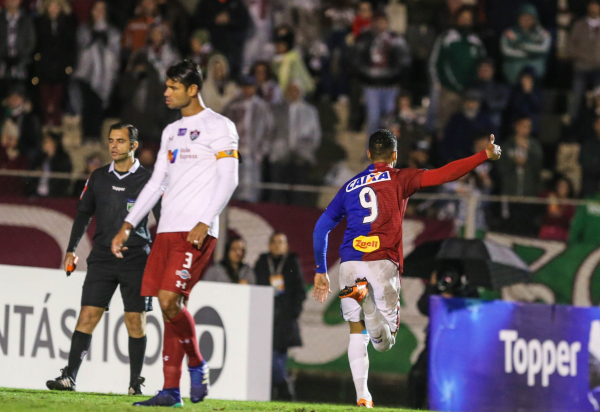 Thiago Santos comemora gol do Paran\u00e1 sobre o Fluminense