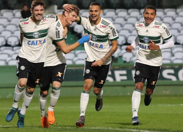 Jogadores do Coritiba comemoram gol do time de aspirantes no Couto Pereira