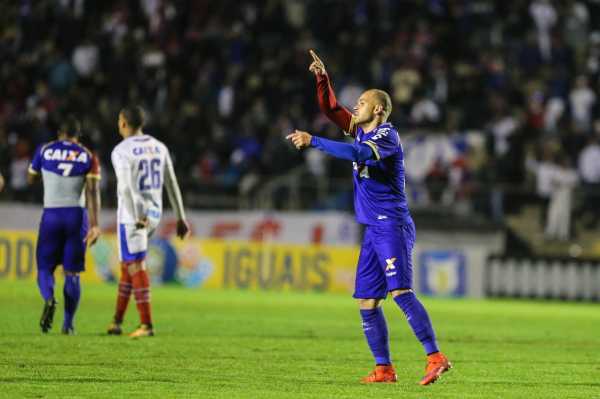 Silvinho comemora o gol do Paran\u00e1